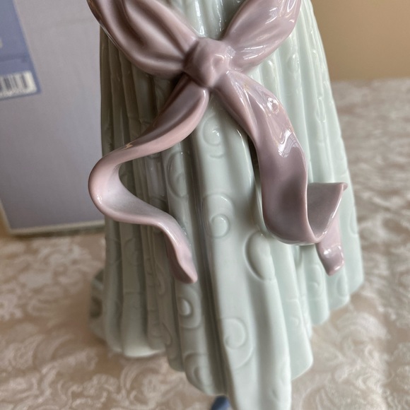 RETIRED 1998 ‘TEMIS LLADRO’ PORCELAIN FIGURINE- Item# 01006283 - Picture 8 of 14